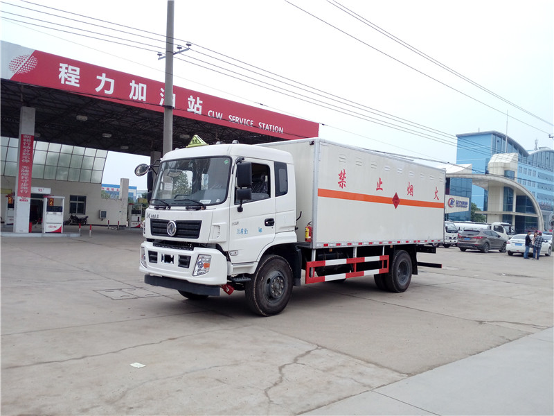 東風(fēng)專用底盤爆破器材運(yùn)輸車