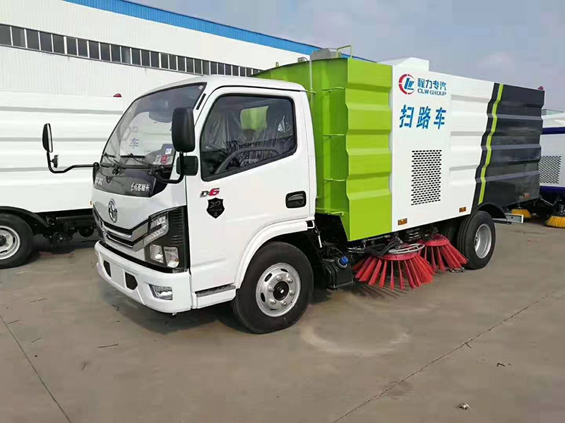 為什么現(xiàn)在多功能灑水掃路車備受用戶青睞