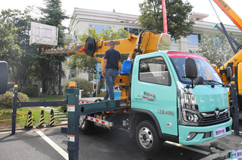 福田奧鈴藍(lán)牌國(guó)六30米伸縮臂式高空作業(yè)車推薦