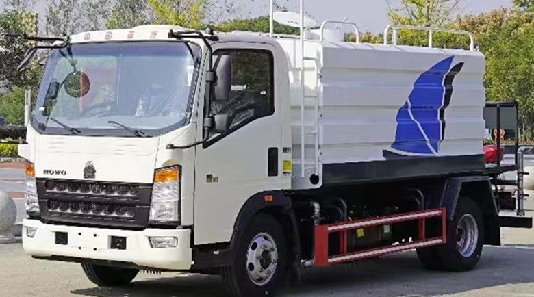 暢銷款藍(lán)牌重?豪汽?沃7方灑水車推薦